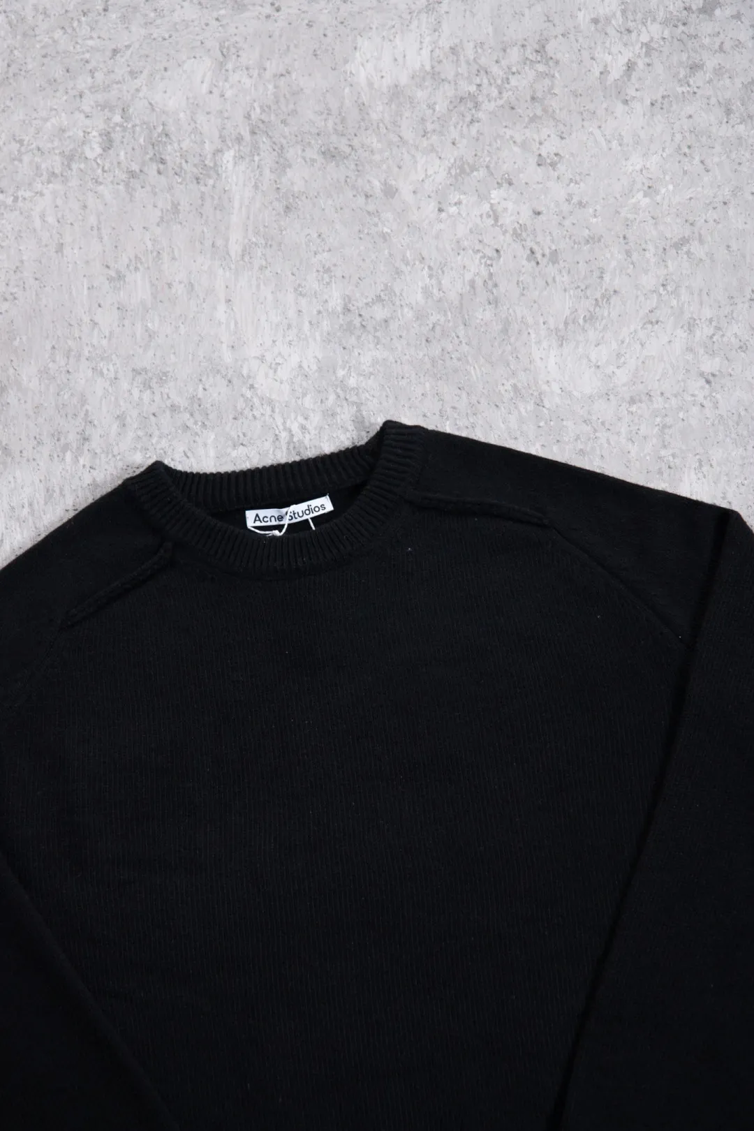 160 Acne Studios' minimalist design has become a new Nordic myth through artistic precipitation and sublimation. The typical cold style design has made fashion people who pursue low-key luxury become his loyal fans. Color: Black ACNE back sweater Fabric: 50% wool knitted fabric is thick and delicate, soft and skin-friendly, with good warmth retention. It can be worn alone or layered in autumn and winter with enough texture. Craftsmanship: The letters on the back are distressed and destroyed. The edges of the letters have a sense of wear. They are not ordinary flat printing. Details: All accessories are customized. The level of fineness can be compared with domestic. Cross-border special Size chart: S (chest 60, clothing length 66, sleeve length 81) M (chest 62, dress length 68, sleeve length 82) L (chest 64, dress length 70, sleeve length 83) 185-190cm, 185 pounds XL